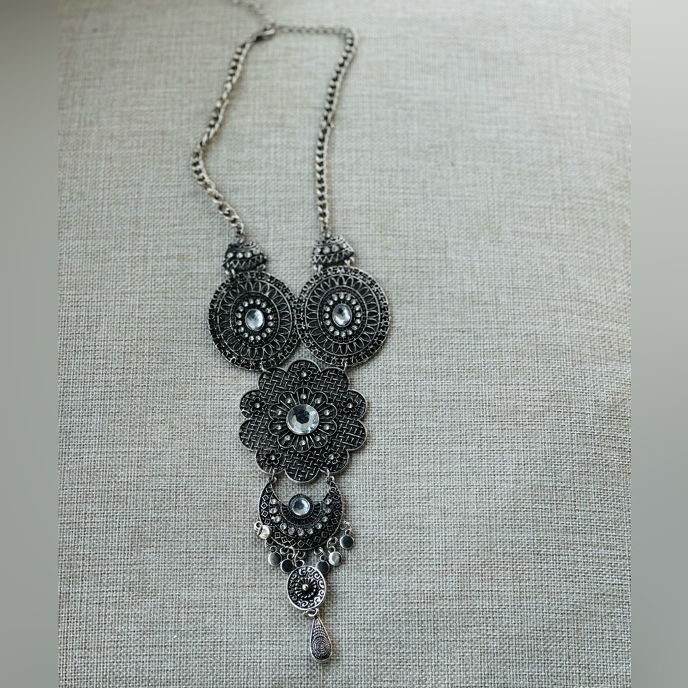 Vintage-Inspired Statement Necklace with Intricate Details